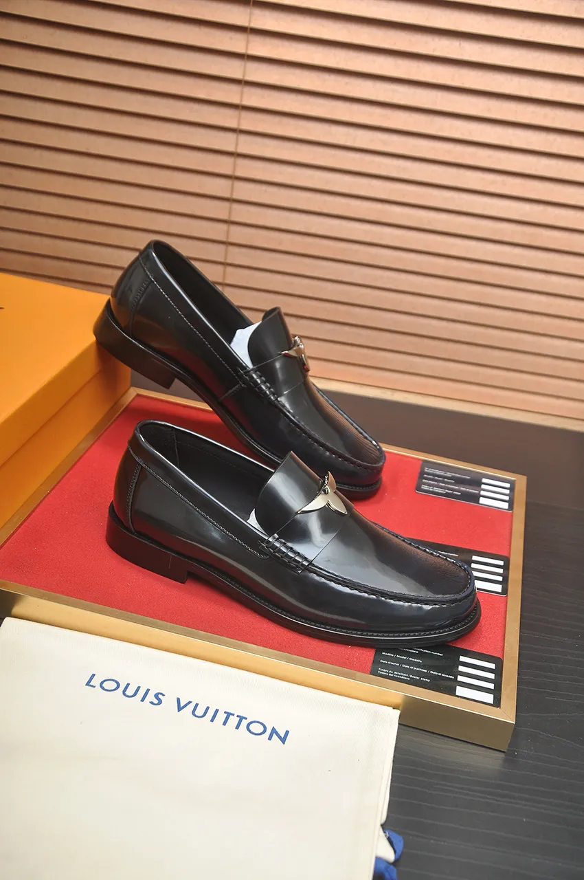 Men's men's shoes 💰560💶 [LV] (original single cowhide lining) 🍀LV's latest genuine leather business suit shoes are launched simultaneously on the official website. The first-layer cowhide imported from Italy is made of heavy gold, 💥1:1 rubber outsole from the official website. Versatile to wear, high-end without losing class, and the color combination is extraordinary. This four-season style is alluring when worn on your feet, showing off your big-name flair. Standard code 38-44 (45 customized)